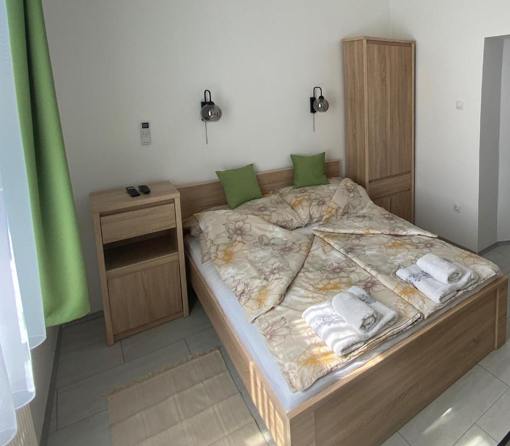 Rad-Var Apartmanhaz Еґер Екстер'єр фото