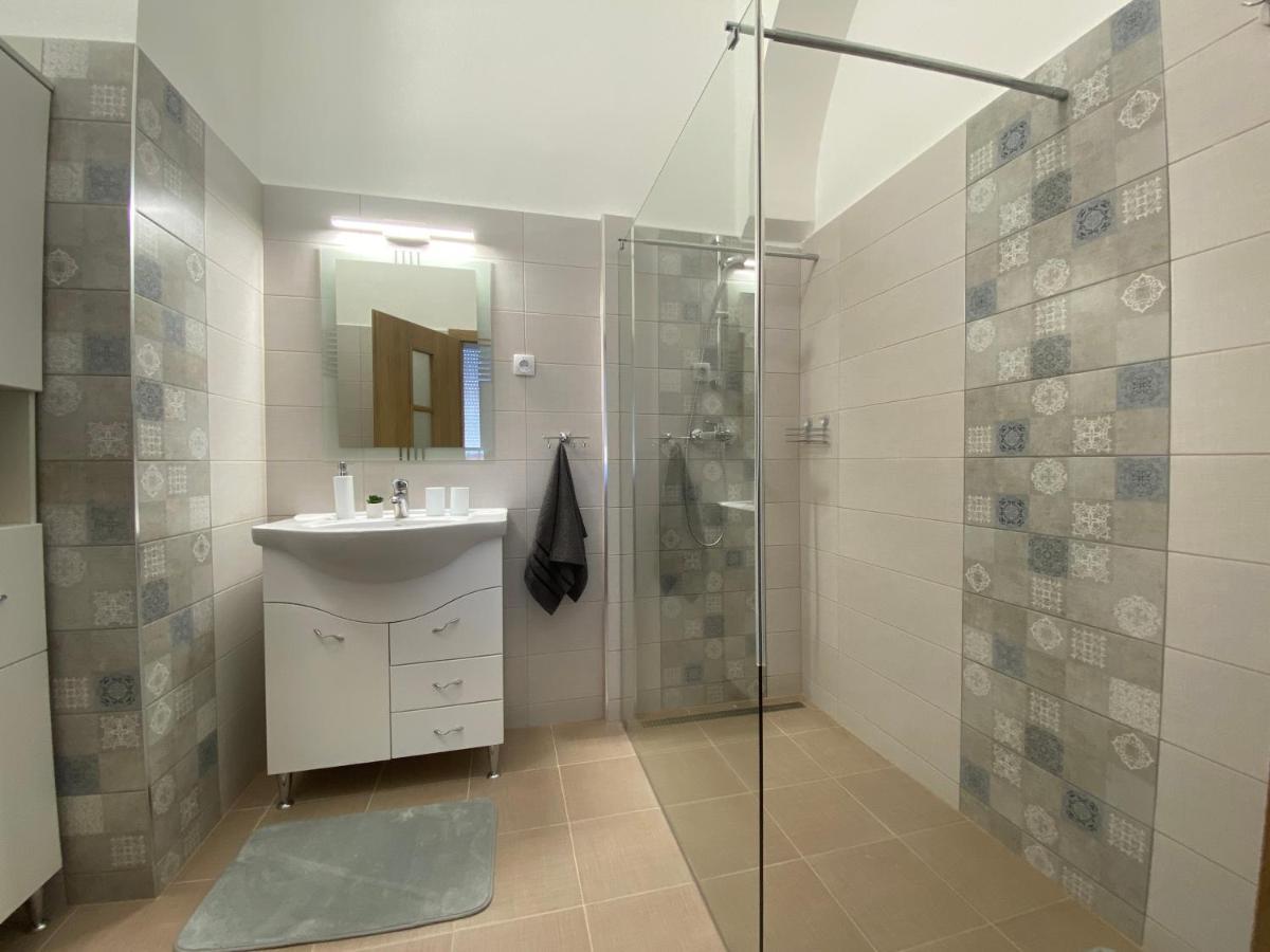 Rad-Var Apartmanhaz Еґер Екстер'єр фото