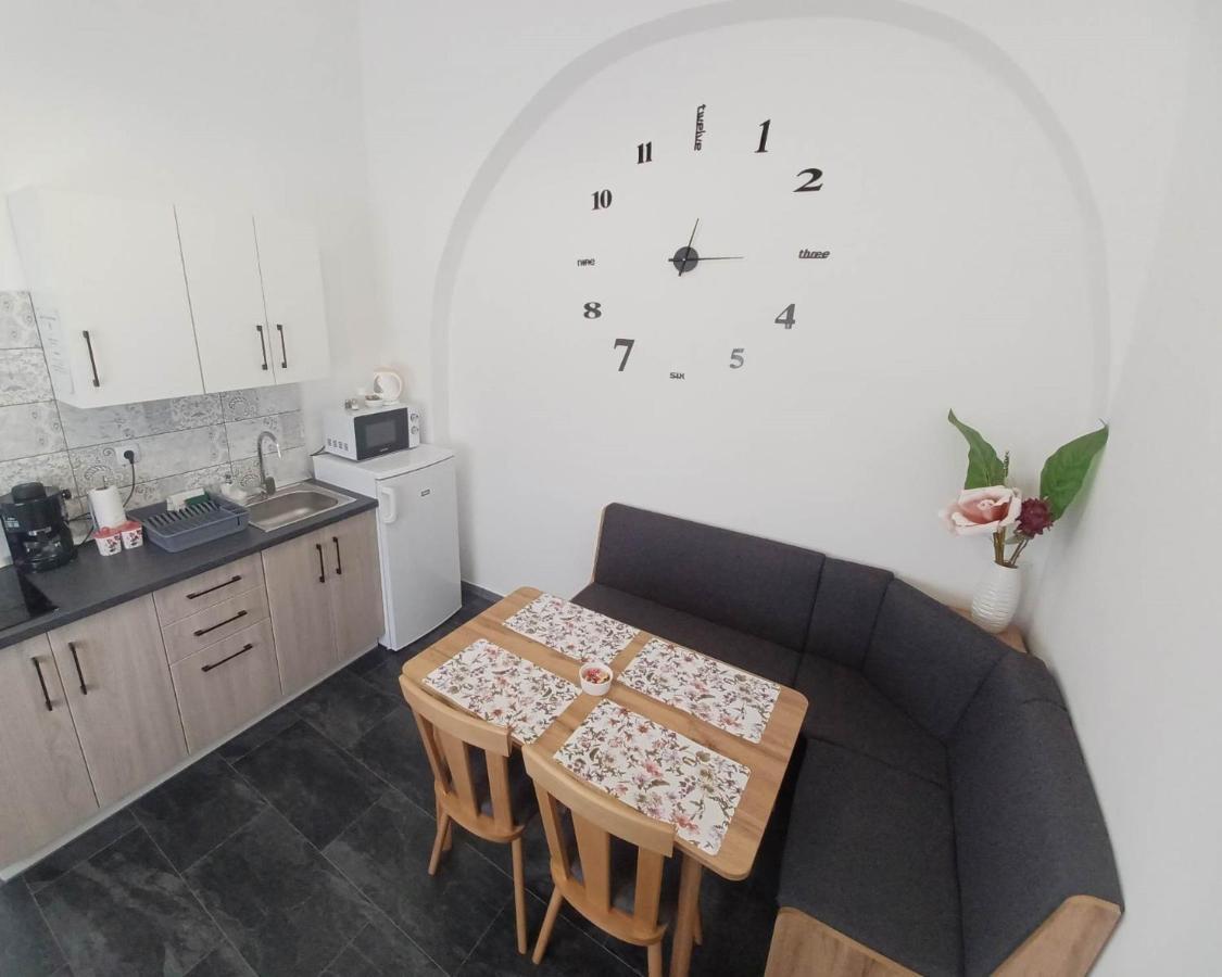 Rad-Var Apartmanhaz Еґер Екстер'єр фото
