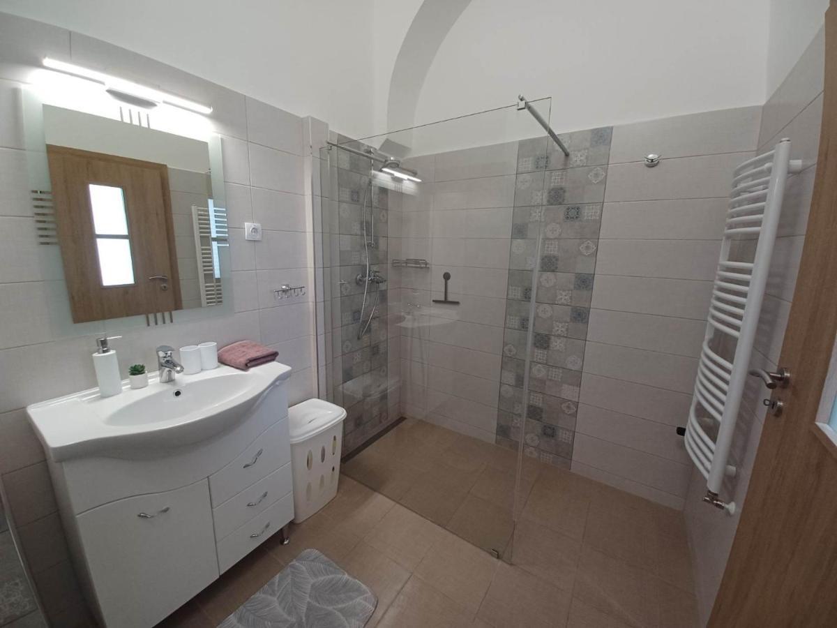 Rad-Var Apartmanhaz Еґер Екстер'єр фото