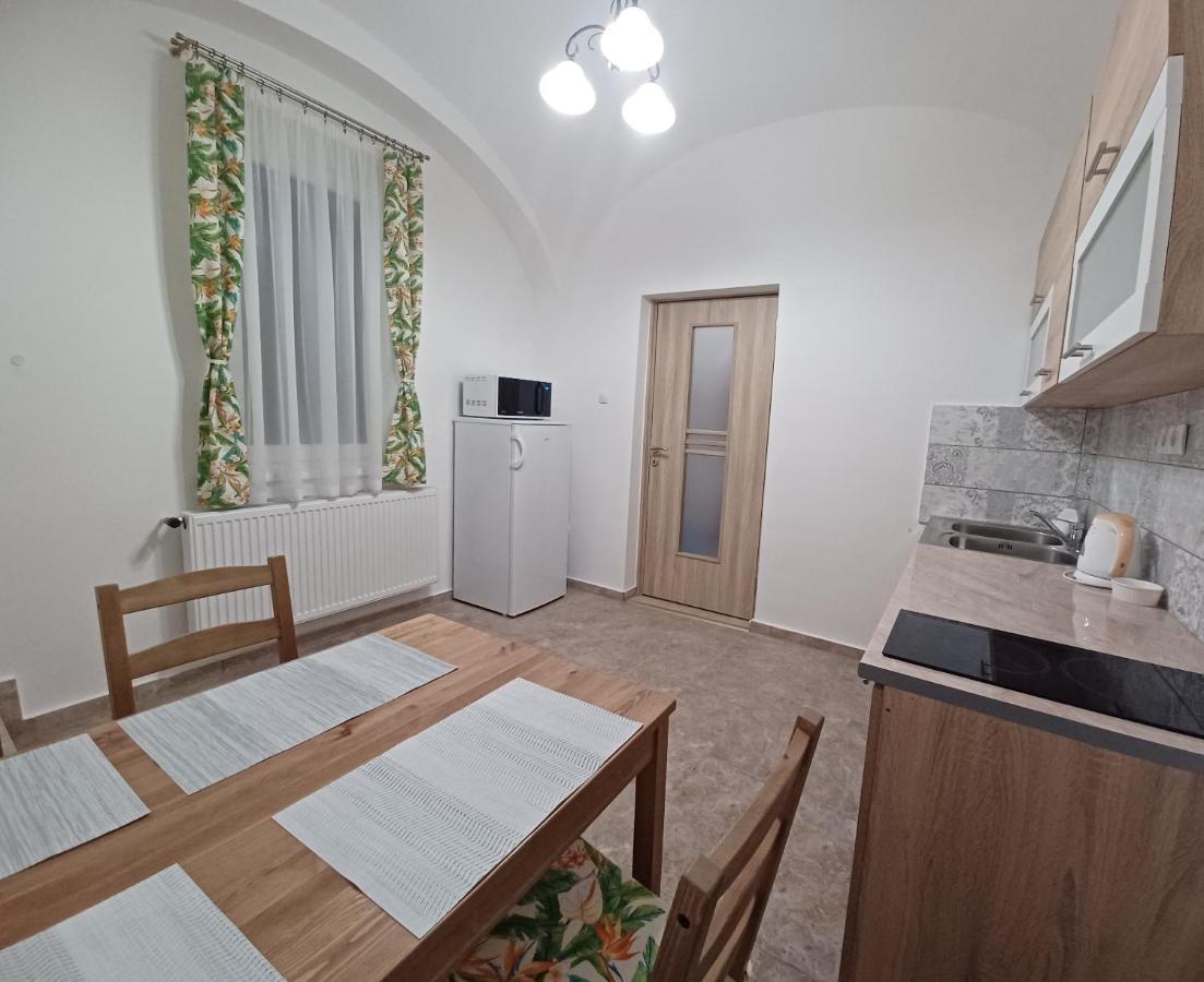 Rad-Var Apartmanhaz Еґер Екстер'єр фото