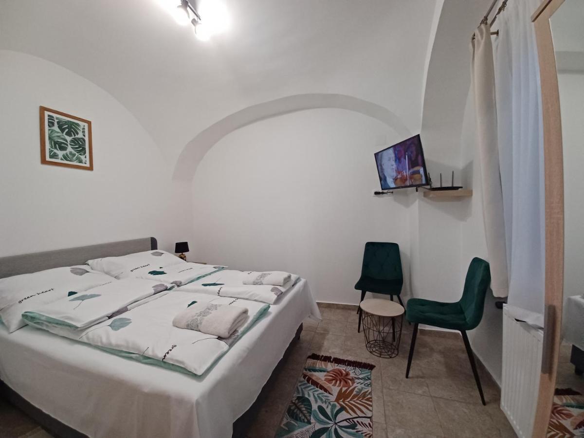 Rad-Var Apartmanhaz Еґер Екстер'єр фото