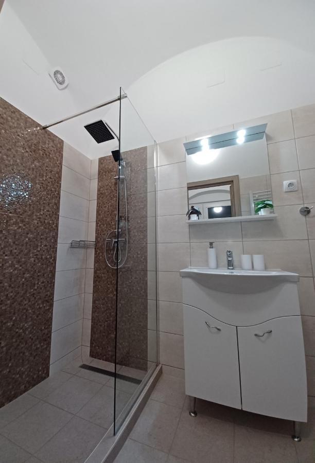 Rad-Var Apartmanhaz Еґер Екстер'єр фото